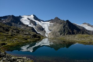 Wilder Freiger spiegelt sich in Bergsee