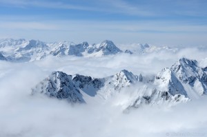 Gipfel über Hochnebel