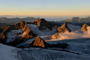 Becherhaus und Übeltalferner bei Sonnenaufgang gesehen vom Wilden Freiger