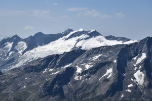 Dreiherrenspitze und Simonyspitzen mit Simonykees gesehen von der Weißspitze