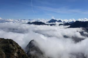 Stubaier Alpen bei Hochnebel