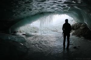 Skitourgeherin in Gletscherhöhle