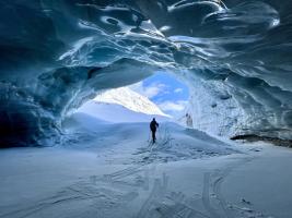 Skitourgeherin in Gletscherhöhle