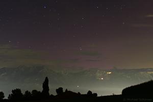 Nordlichter über Innsbruck mit Sternschnuppe